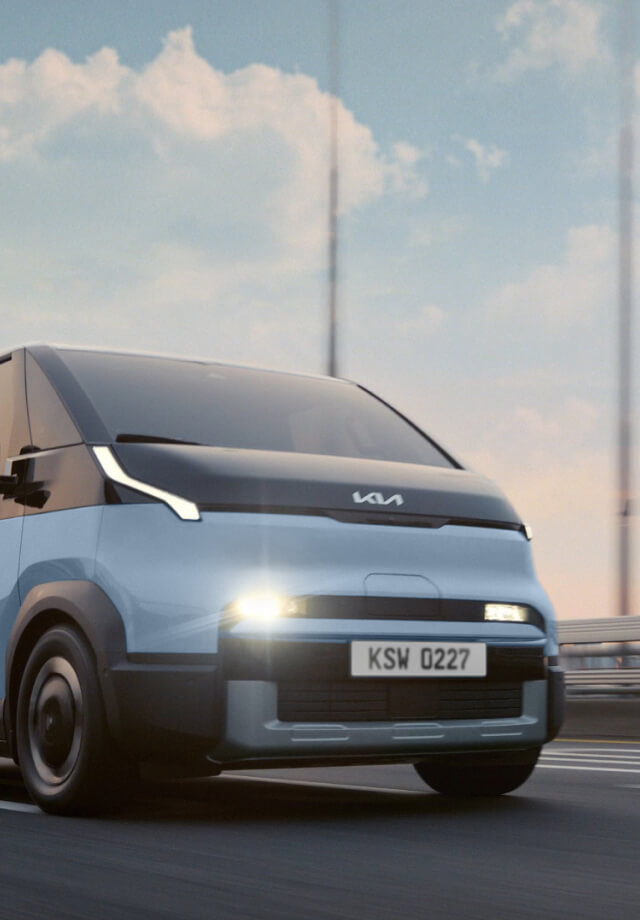 Draufsicht auf den Kia PV5 Passenger bei der Fahrt auf der Autobahn.